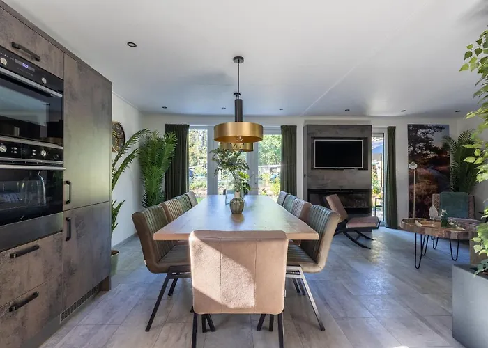 Family In Forest Park * هونديرلو