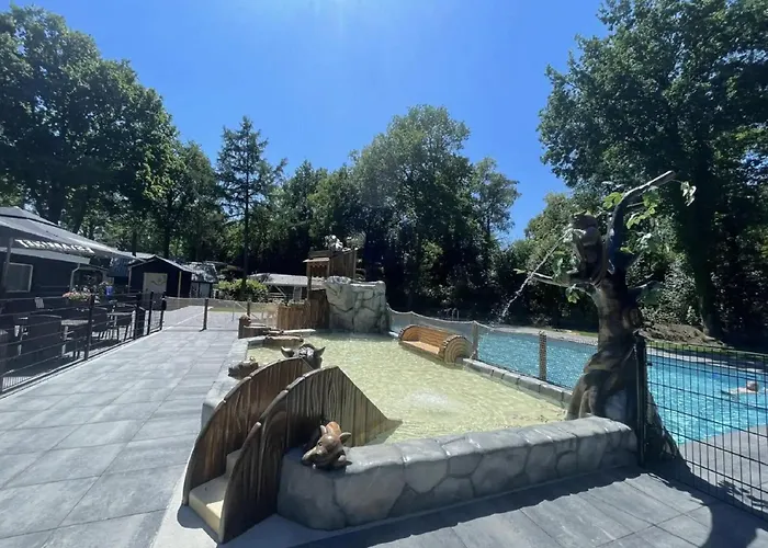 Family In Forest Park * هونديرلو